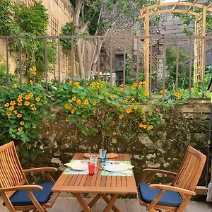 Capucines, Un Jardin Secret Dans Le Centre Historique Arles
